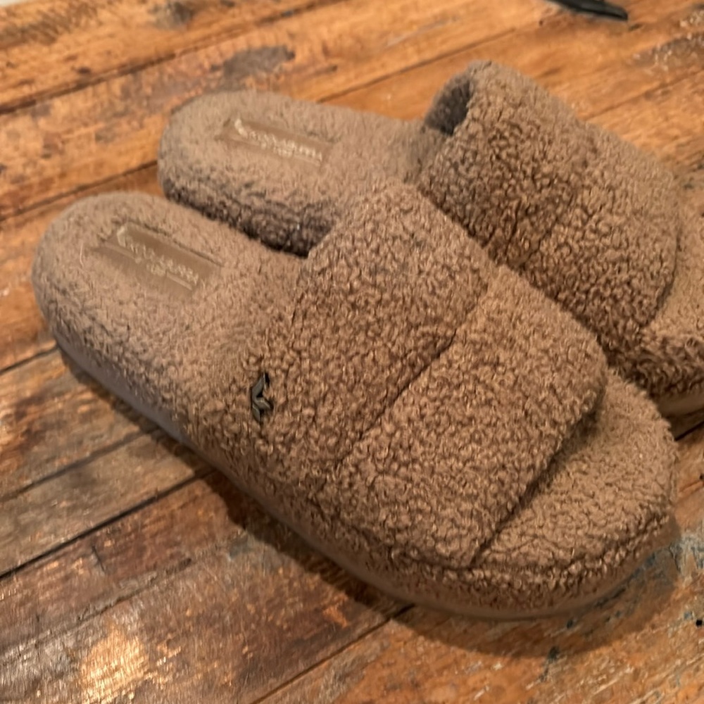 Kookaburra by UGG  slippers size 8 lightly worn